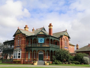 http://www.emmahamilton.com.au/files/dimgs/thumb_2x300_2_32_135.jpg