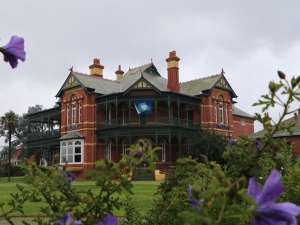 http://www.emmahamilton.com.au/files/dimgs/thumb_2x300_2_33_137.jpg